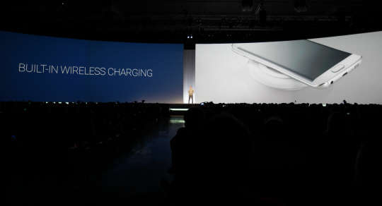 1일(현지시각) 스페인 바르셀로나 컨벤션센터(CCIB)에서 열린 '삼성 갤럭시 언팩 2015'에서 삼성전자 관계자가 전략 스마트폰 '갤럭시S6'와 '갤럭시 S6 엣지'의 무선충전 기능을 소개하고 있다. (삼성전자 제공)